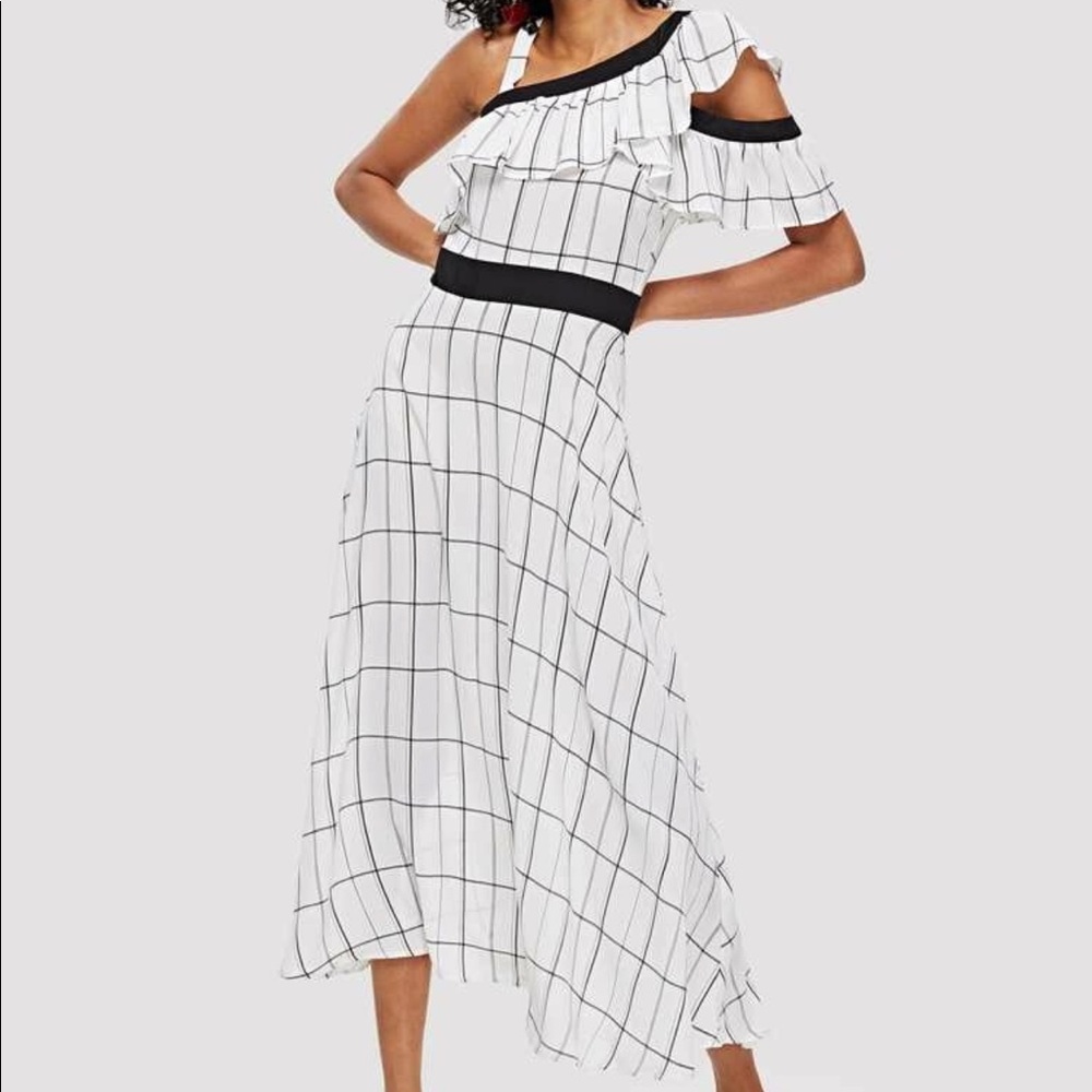 Women’s dress black and white with ruffles
